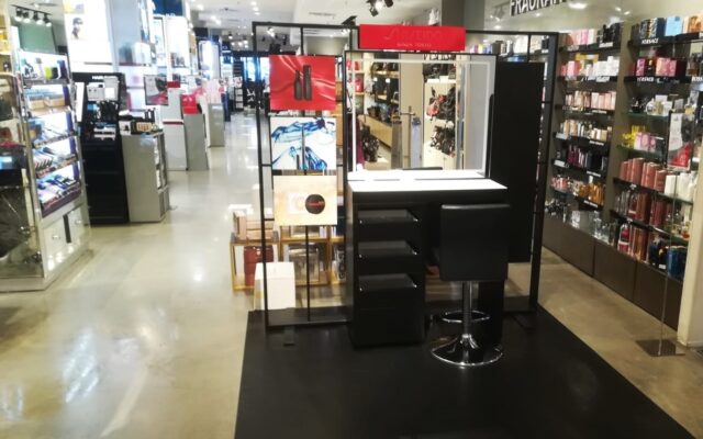 Make-up and skincare stations inside shops, corners, shop-in-shops and other commercial spaces